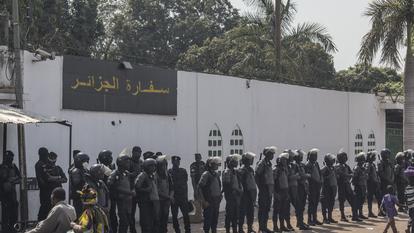 Des policiers anti-émeutes maliens sont déployés devant l’ambassade d’Algérie à Bamako, le 8 avril 2025.