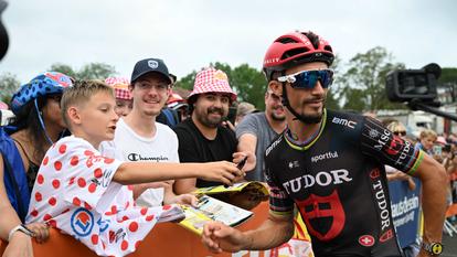 Julian Alaphilippe au départ de la septième étape à Hagetemau vendredi.