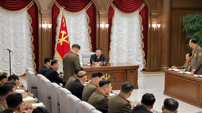 Le leader nord-coréen Kim Jong-un assiste à une réunion élargie de la Commission militaire centrale du Parti des travailleurs au pouvoir en Corée du Nord, le 9 juillet 2026, dans cette image publiée par l’Agence centrale de presse coréenne officielle de la Corée du Nord.
