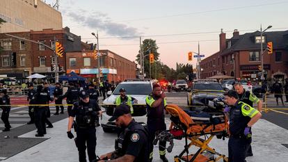 Des policiers veillent pendant que les secouristes interviennent sur les lieux d’une fusillade mortelle lors d’un festival de rue sur le thème de la salsa à Toronto, Ontario, Canada, le 11 juillet 2026.