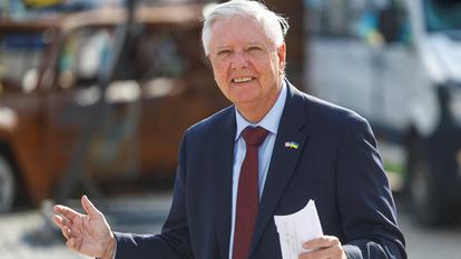 Le sénateur américain Lindsey Graham s’exprimant devant les médias après sa rencontre avec le président ukrainien Volodymyr Zelensky, le 10 juillet, à Kiev.