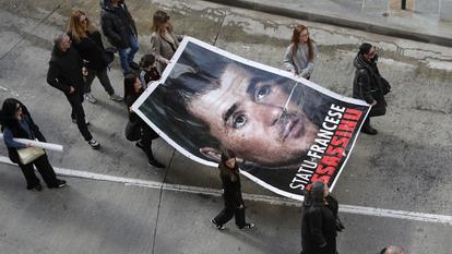 Des manifestants brandissent une photo géante du défunt nationaliste corse Yvan Colonna lors d’une manifestation à Bastia, le 2 mars 2024.
