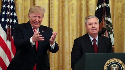 Le président américain Donald Trump accompagné du sénateur Lindsey Graham.