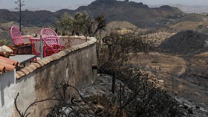 Des biens endommagés restent au milieu d’une zone brûlée après les mortels incendies de forêt affectant l’Espagne.
