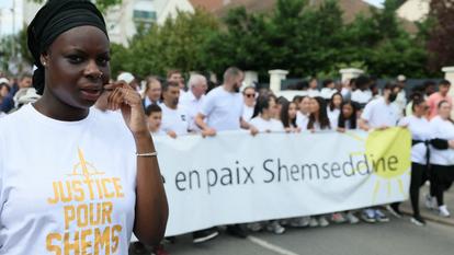 Le 12 avril 2024, 200 personnes se sont réunies à Viry-Châtillon pour une marche blanche en hommage à Shemseddine, un collégien battu à mort par deux jeunes de 17 ans qui entendaient laver l’honneur de leur sœur.
