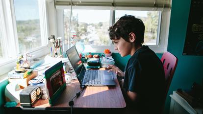 42 % des adolescents de 11 à 17 ans sont considérés comme gravement exposés à l’hyperconnexion, selon une étude de la Fondation April.