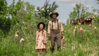 Alice Halsey (Laura Ingalls) et Luke Bracey (Charles Ingalls) dans La Petite Maison dans la prairie sur Netflix.