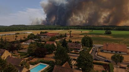 Une vue de drone de Milly-la-Foret montre de la fumée s’élevant d’un incendie de forêt dans la forêt de Fontainebleau le 13 juillet.