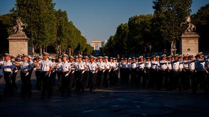 Des soldats de la Marine nationale française défilent lors d’une répétition du défilé militaire annuel du 14 juillet sur les Champs-Élysées, à Paris, le 8 juillet 2026.
