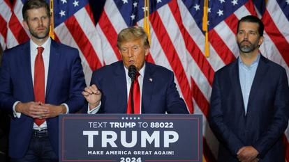 Donald Trump, alors candidat républicain à la présidence, est entouré de ses fils Eric Trump (à gauche) et Donald Trump Jr (à droite), à Des Moines (Iowa), aux États-Unis le 15 janvier 2024.