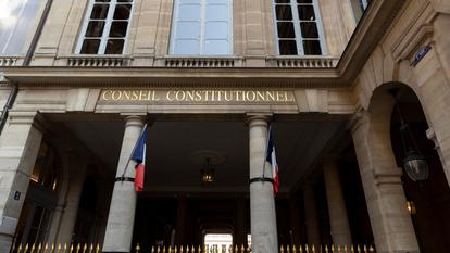Le Conseil constitutionnel en est saisi par le Premier ministre, par le président du Sénat et par plusieurs parlementaires LR, du bloc central et du RN