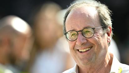 L’ancien président et député socialiste François Hollande à l’arrivée de la 9e étape du Tour de France, en Corrèze, le 12 juillet 2026.