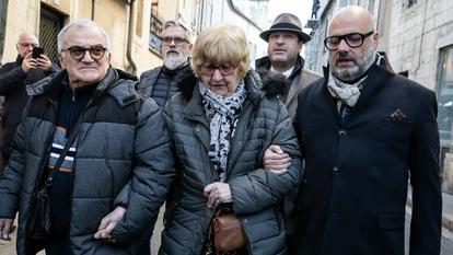 Jacqueline Jacob (au centre), ses avocats Stéphane Giuranna (à droite) et Frédéric Berna (deuxième à droite), ainsi que son mari Marcel Jacob (à gauche), arrivent à la Cour d’appel de Dijon, à Dijon, dans le centre-est de la France, le 24 octobre 2025.