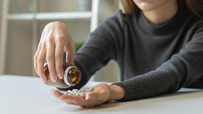 un sédatif facultatif pour détendre le patient, suivi d’un inducteur de coma qui abolit la conscience, puis d’un curare qui garantit l’arrêt respiratoire.
