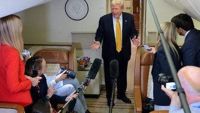 Le président américain Donald Trump dans la cabine de presse du nouvel Air Force One, le 8 juillet 2026.