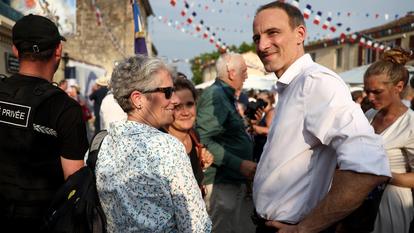 Le député européen Raphaël Glucksmann, candidat pressenti à l’élection présidentielle, lors de l’inauguration d’une réplique de la statue de la Liberté à Izon, en Gironde, le 14 juillet 2026.