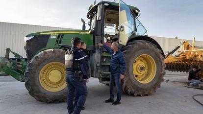 Des gendarmes viennent à la rencontre d’un exploitant agricole qui fait face à des vols à répétition de productions et de matériel, en octobre 2024.