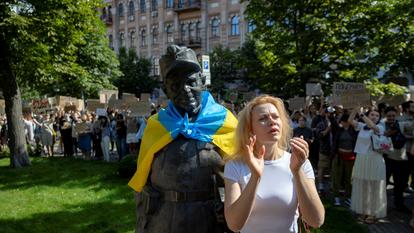 Des Ukrainiens manifestent contre la décision de Volodymyr Zelensky de remplacer Mykhaïlo Fedorov en tant que ministre de la Défense, au milieu de l’attaque de la Russie contre l’Ukraine, à Kiev, en Ukraine, le 16 juillet 2026.