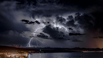Un orage au-dessus de La Ciotat, dans les Bouches-du-Rhône.