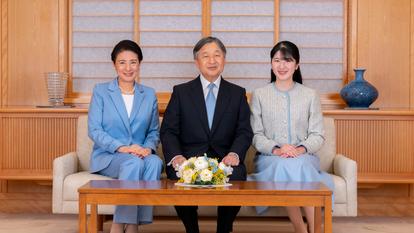 L’empereur Naruhito posant avec l’impératrice Masako et la princesse Aiko au Palais Impérial de Tokyo, le 17 février 2026.