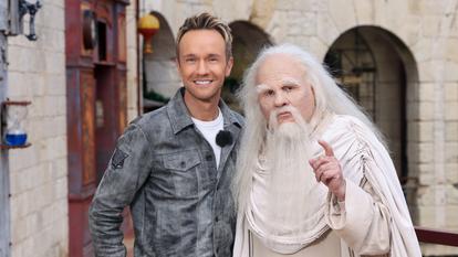 Cyril Feraud et le Père Fouras dans «Fort Boyard» sur France 2.