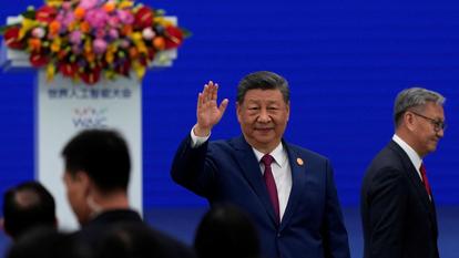 Xi Jinping arrive à l’ouverture de la conférence mondiale sur l’IA, le 17 juillet à Shanghaï.