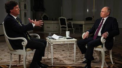 Tucker Carlson lors de son interview très controversée de Vladimir Poutine en février 2024 à Moscou.