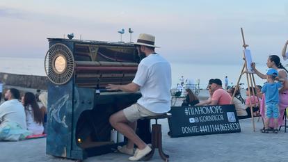Le week-end, Igor Yanchuk visse son chapeau de paille sur sa tête, lisse sa barbe et dégage d’une housse son piano, un vénérable Decha fabriqué du temps de l’URSS.