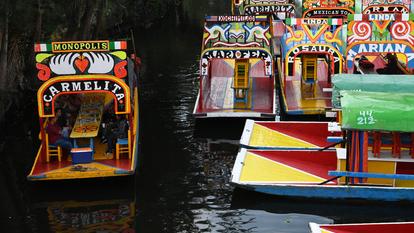 Des touristes naviguent à bord de trajineras à Xochimilco, à Mexico, le 5 octobre 2019.