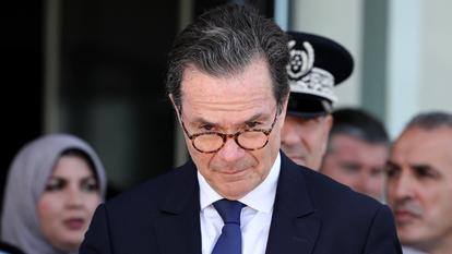 L’ambassadeur de France en Algérie, Stéphane Romatet, attend l’arrivée du ministre algérien de l’Intérieur et des Transports, Saïd Sayoud, à l’aéroport du Bourget, près de Paris, le 1er juin 2026.