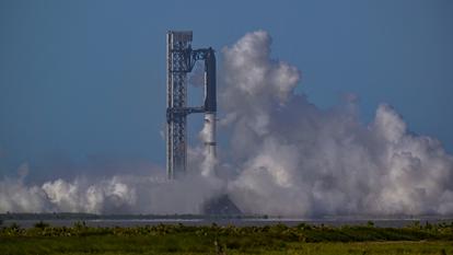 Le vaisseau spatial Starship de SpaceX et son lanceur Super Heavy v3 interrompent leur lancement avant leur 13e vol d’essai depuis le complexe de SpaceX à Starbase, le 16 juillet 2026. REUTERS/Steve Nesius