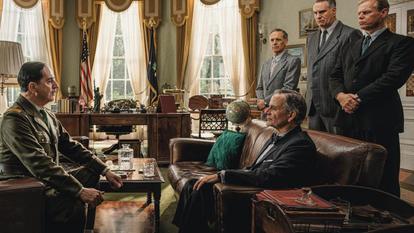 De Gaulle (Simon Abkarian) rencontrant Roosevelt (Campbell Scott) dans le Bureau ovale de la Maison-Blanche, lors du voyage triomphal du général aux États-Unis en juillet 1944, scène de J’écris ton nom, le second volet de La Bataille De Gaulle, réalisé par Antonin Baudry.