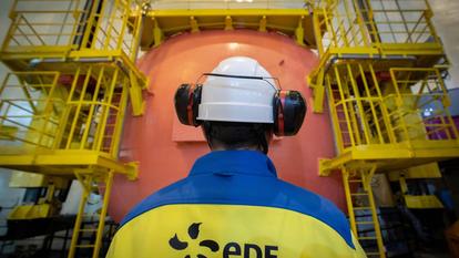 Un salarié d’EDF, sur la centrale de Flamanville.