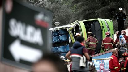 Photo d’illustration montrant des pompiers autour d’un bus après sa sortie de route à Lima, le 9 juillet 2017.