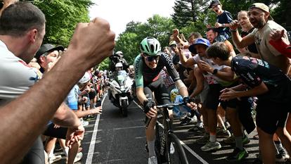 Paul Seixas fend la foule massée sur les pentes menant au Markstein.