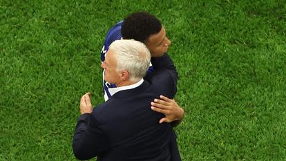 Kylian Mbappé et Didier Deschamps.