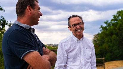 Bruno Retailleau, candidat des Républicains, échange avec son voisin, l’agriculteur Mathieu Fruchet, sur les hauteurs de Saint-Malo-du-Bois.