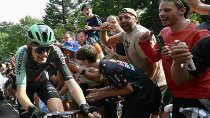 Paul Seixas en plein effort pour aller chercher le maillot blanc et se rapprocher du podium au Markstein.