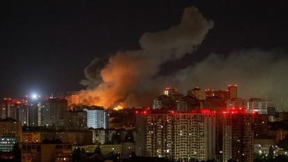 La fumée s’élève dans Kiev lors d’une attaque de missiles russes, dans la nuit de dimanche . REUTERS/Gleb Garanich