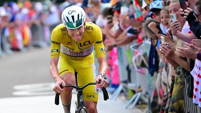 Avec quatre victoires d’étapes et une avance confortable au classement général, Tadej Pogacar roule vers un cinquième succès sur le Tour de France.