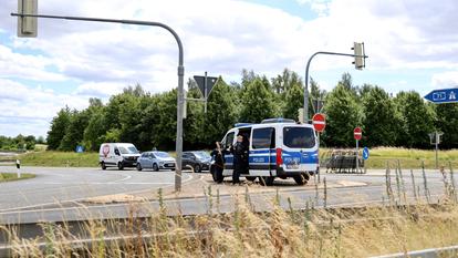 Des véhicules de police sont stationnés à la sortie de l’autoroute.