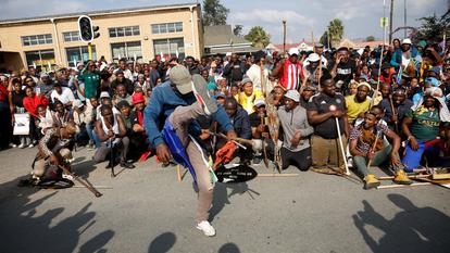 Les partisans du groupe anti-immigrant sud-africain ’March and March’ tiennent une manifestation à Umzimkhulu, en Afrique du Sud, le 13 juillet 2026.