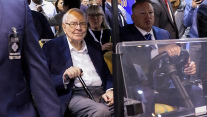Le président de Berkshire Hathaway, Warren Buffett, assiste à l’assemblée annuelle des actionnaires de Berkshire Hathaway Inc à Omaha, Nebraska, États-Unis, le 3 mai 2024.