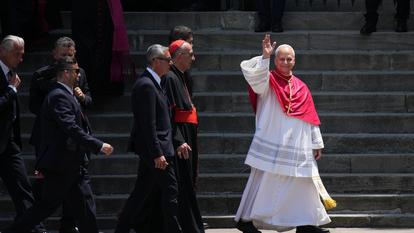 Le pape Léon XIV salue la foule, lors de sa visite à Barcelone, en Espagne, le 9 juin.