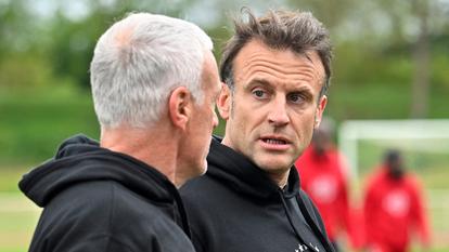Emmanuel Macron remercie Didier Deschamps.