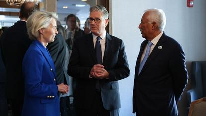 Ursula von der Leyen, présidente de la Commission européenne, Keir Starmer, ex-premier ministre britannique et Antonio Costa, président du Conseil européen, au G7 de Kananaskis, au Canada, le 16 juin 2025.