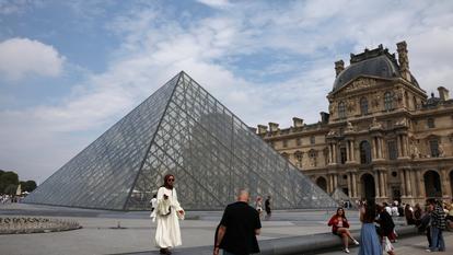 La pyramide en verre du musée du Louvre.