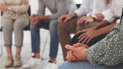 Le soutien psychosocial des malades de l’alcool passe aussi par la participation à des groupes de parole et d’entraide.