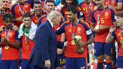 Donald Trump remet le trophée mondial à l’équipe espagnole.