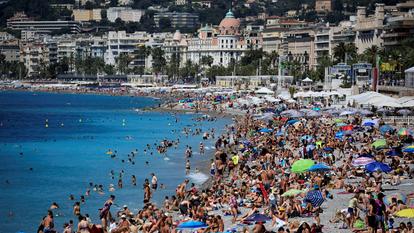 La promenade des Anglais est parsemée d’hôtels qui accueillent les touristes à l’année.
